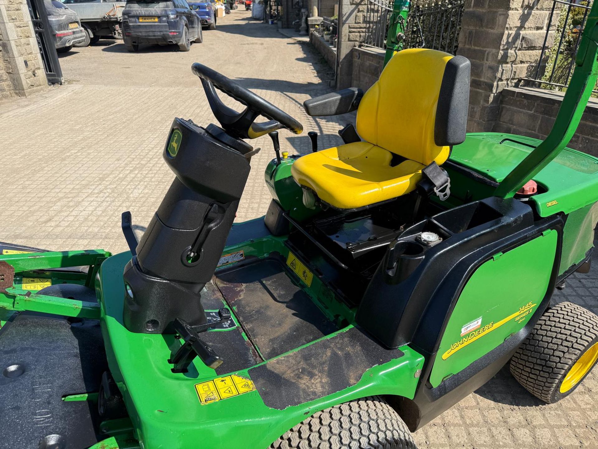 2011/61 JOHN DEERE 1445 4WD OUTFRONT RIDE ON MOWER WITH 7 IRON COMMERICAL II 72” ROTARY DECK - Image 6 of 10