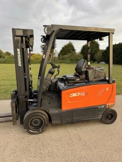 DOOSAN 3 TONNE ELECTRIC FORKLIFT TRUCK CONTAINER SPEC *12% BP*
