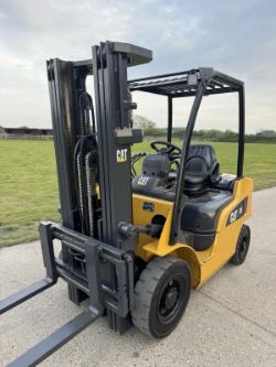 CATERPILLAR 2.5 TONNE DIESEL FORKLIFT TRUCK - 3000 HOURS *12 %BP*