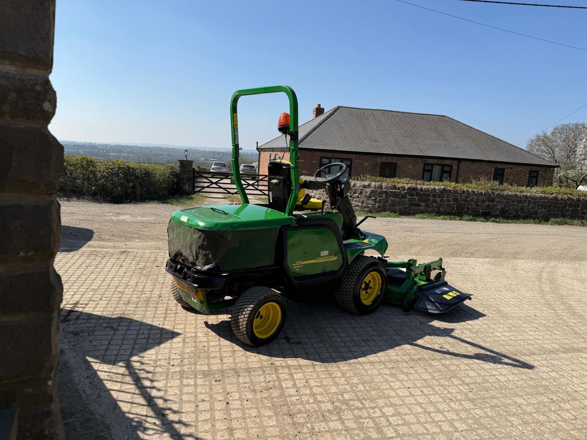 2011/61 JOHN DEERE 1445 4WD OUTFRONT RIDE ON MOWER WITH 7 IRON COMMERICAL II 72” ROTARY DECK - Image 5 of 10