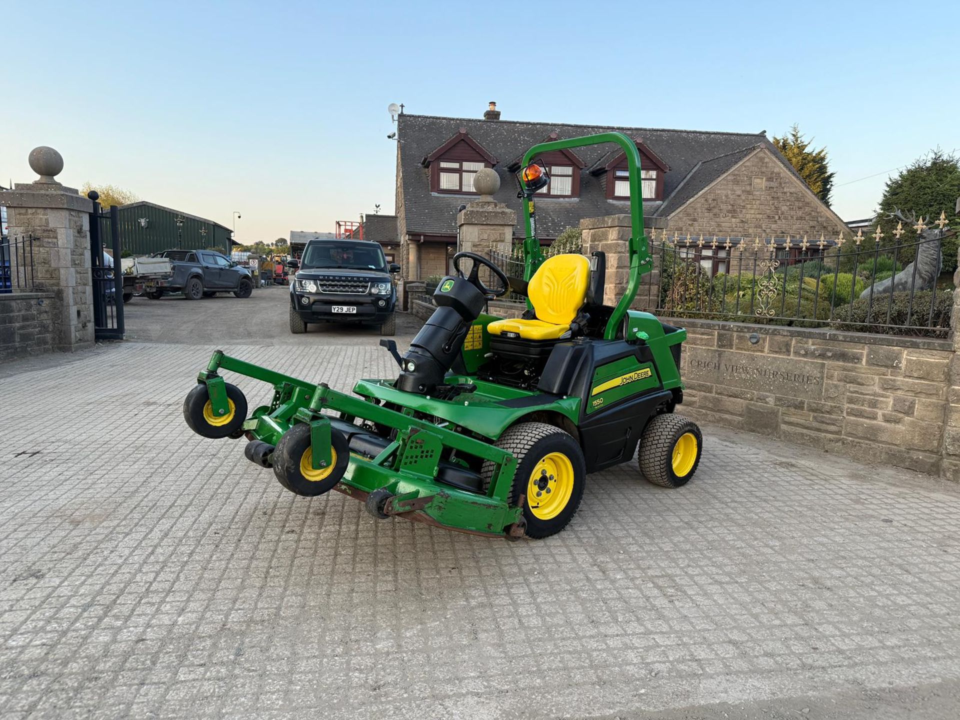 2018 JOHN DEERE 1550 TERRAINCUT 4WD OUTFRONT RIDE ON MOWER WITH JOHN DEERE 60” ROTARY DECK - Image 4 of 11