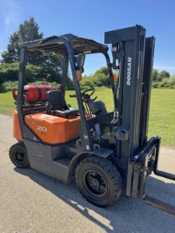 DOOSAN 2 TONNE GAS FORKLIFT TRUCK - CONTAINER SPEC - 3500 HOURS *12% BP*