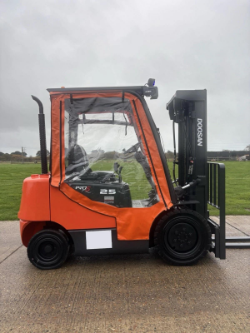 2016 DOOSAN FORKLIFT *2.5 TON LIFT CAPACITY* *12% BUYERS PREMIUM*