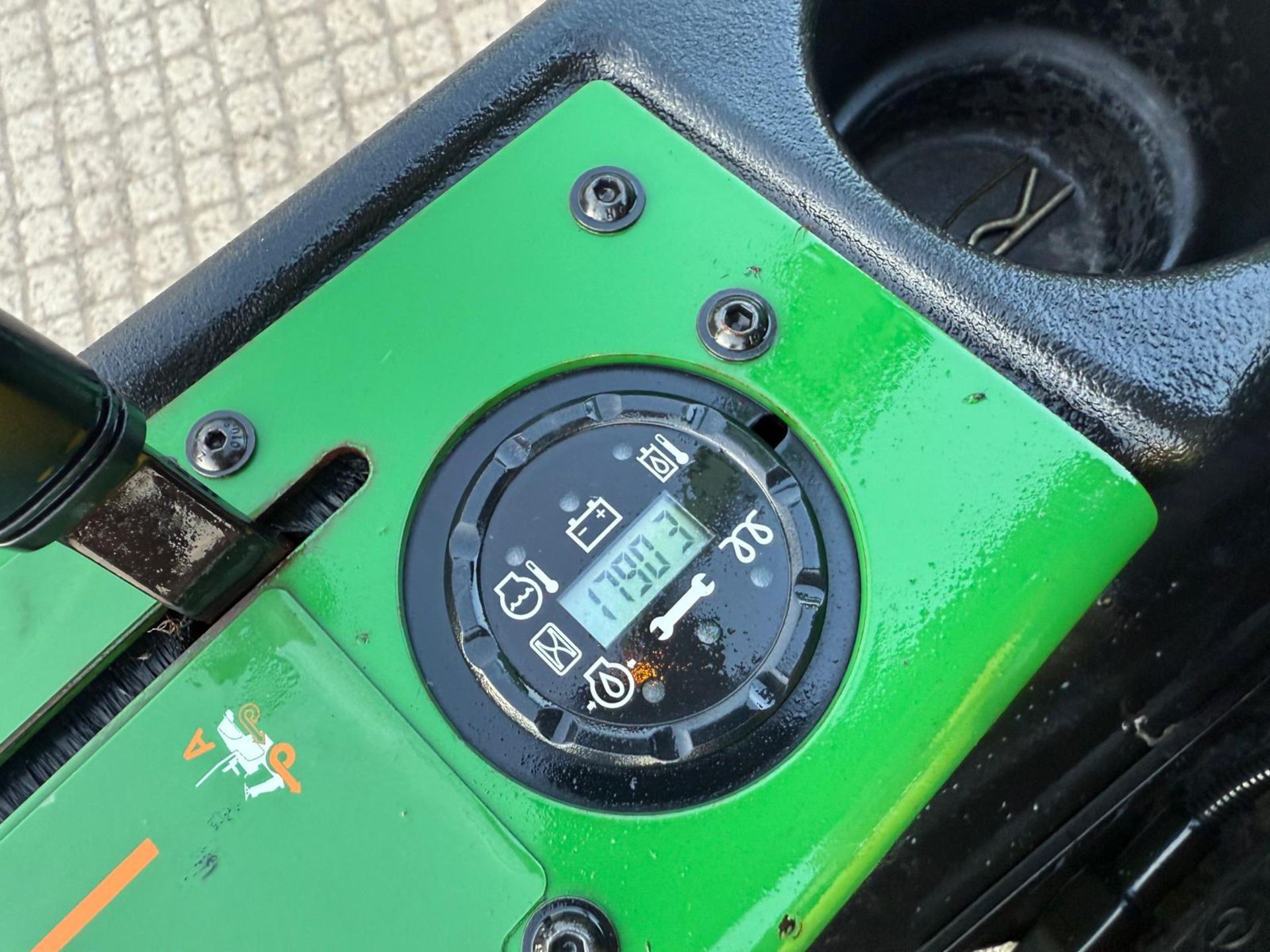 2018 JOHN DEERE 1550 TERRAINCUT 4WD OUTFRONT RIDE ON MOWER WITH JOHN DEERE 60” ROTARY DECK - Image 9 of 11