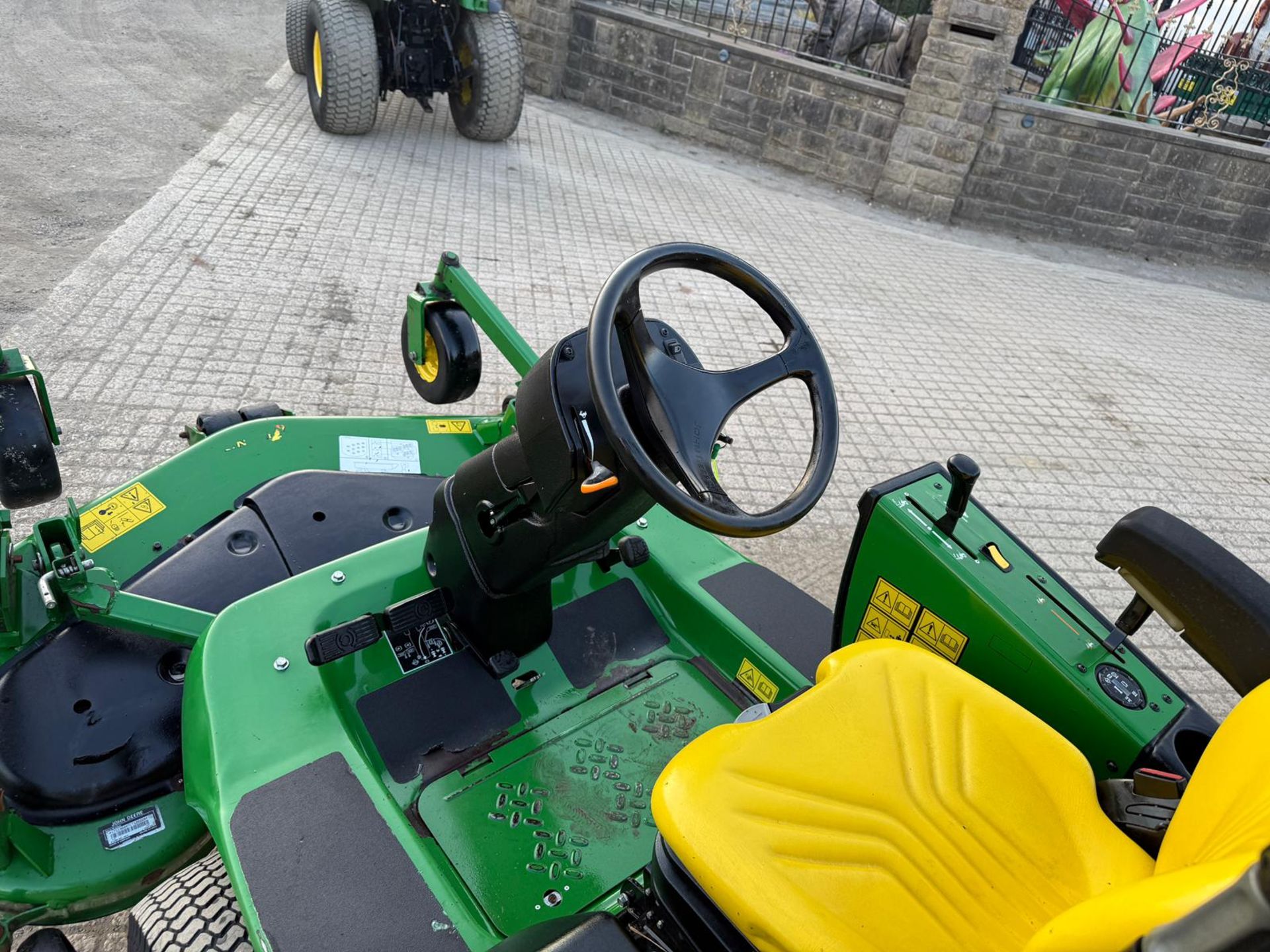 2018 JOHN DEERE 1550 TERRAINCUT 4WD OUTFRONT RIDE ON MOWER WITH JOHN DEERE 60” ROTARY DECK - Image 8 of 11