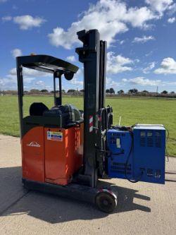 2005 LINDE R16 ELECTRIC REACH FORKLIFT - 6700MM LIFT HEIGHT AND SIDESHIFT *12% BUYERS PREMIUM*