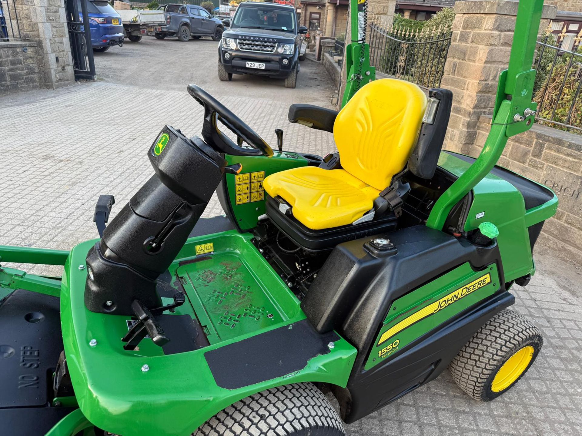 2018 JOHN DEERE 1550 TERRAINCUT 4WD OUTFRONT RIDE ON MOWER WITH JOHN DEERE 60” ROTARY DECK - Image 7 of 11