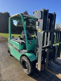 MITSUBISHI 5 TONNE ELECTRIC FORKLIFT TRUCK TRIPLE MAST *12% BUYERS PREMIUM*