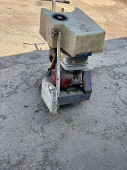 CONCRETE SAW WITH HONDA ENGINE AND WATER TANK * NO VAT*