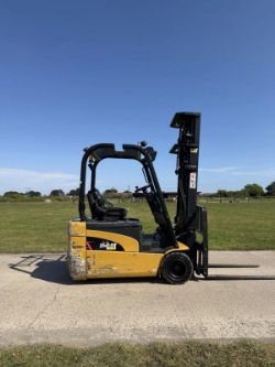 2011 CATERPILLAR ELECTRIC FORKLIFT - 4700 HOURS *12% BP*