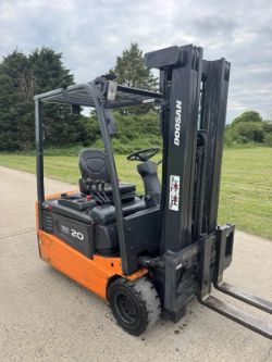 DOOSAN 2 TONNE ELECTRIC FORKLIFT TRUCK 3 WHEELS *12%BP*