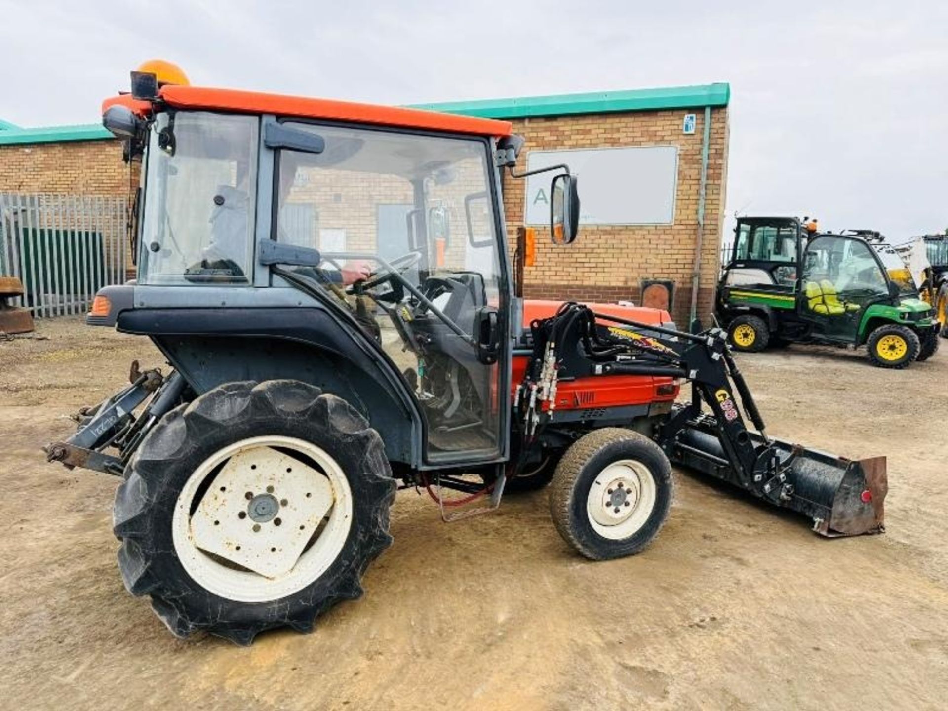 KUBOTA GL221 4WD COMPACT TRACTOR*C/W FRONT LOADER* - Image 6 of 13