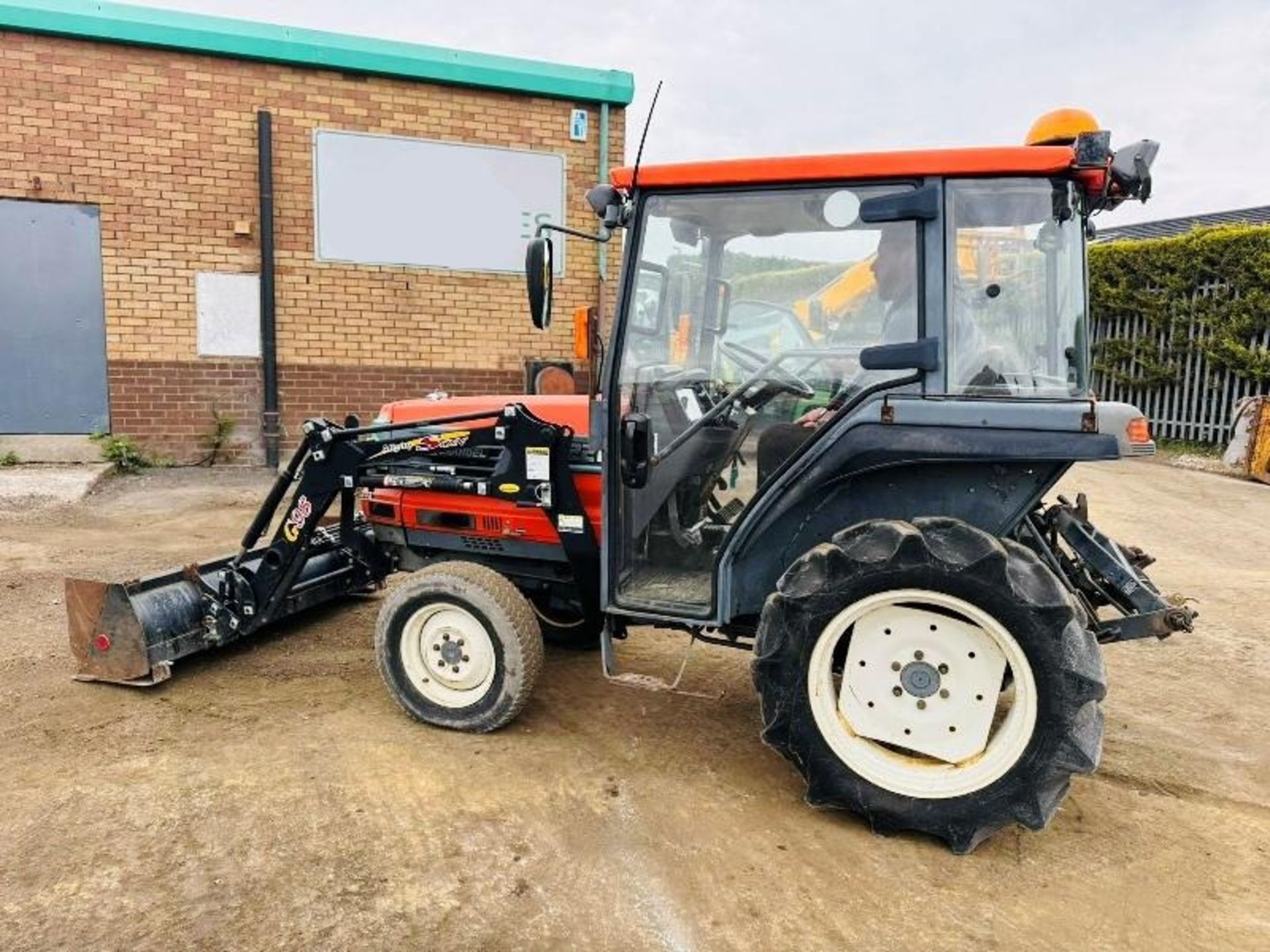 KUBOTA GL221 4WD COMPACT TRACTOR*C/W FRONT LOADER* - Image 7 of 13