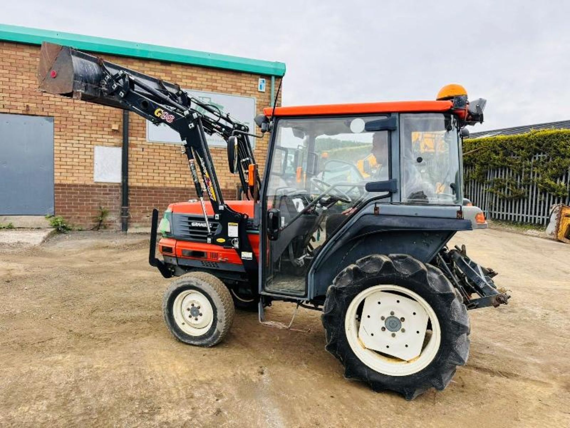 KUBOTA GL221 4WD COMPACT TRACTOR*C/W FRONT LOADER* - Image 10 of 13