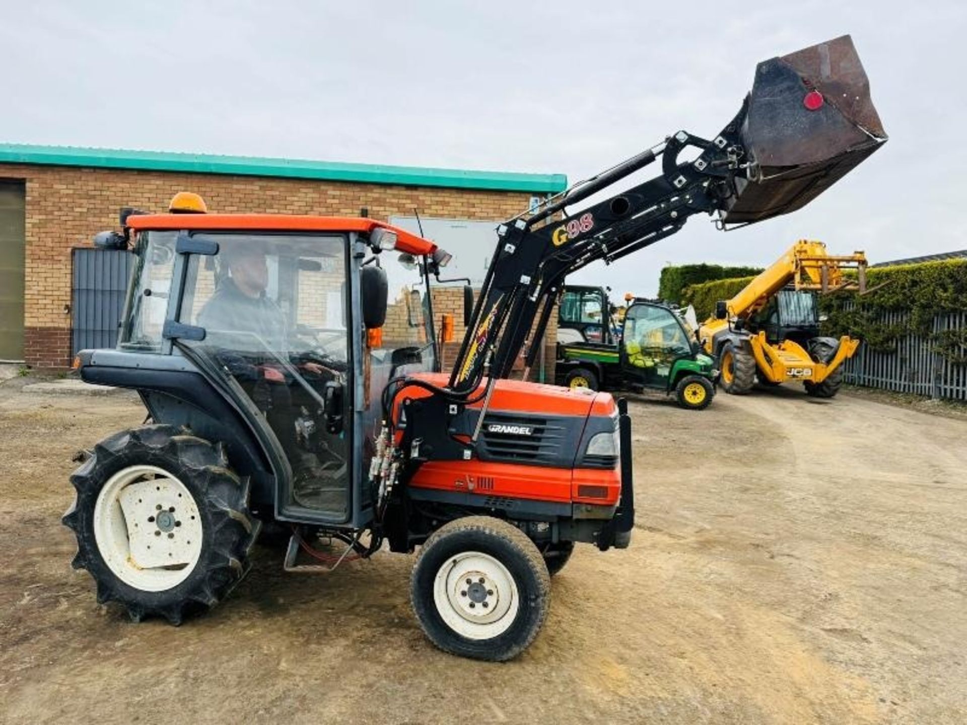 KUBOTA GL221 4WD COMPACT TRACTOR*C/W FRONT LOADER* - Image 4 of 13