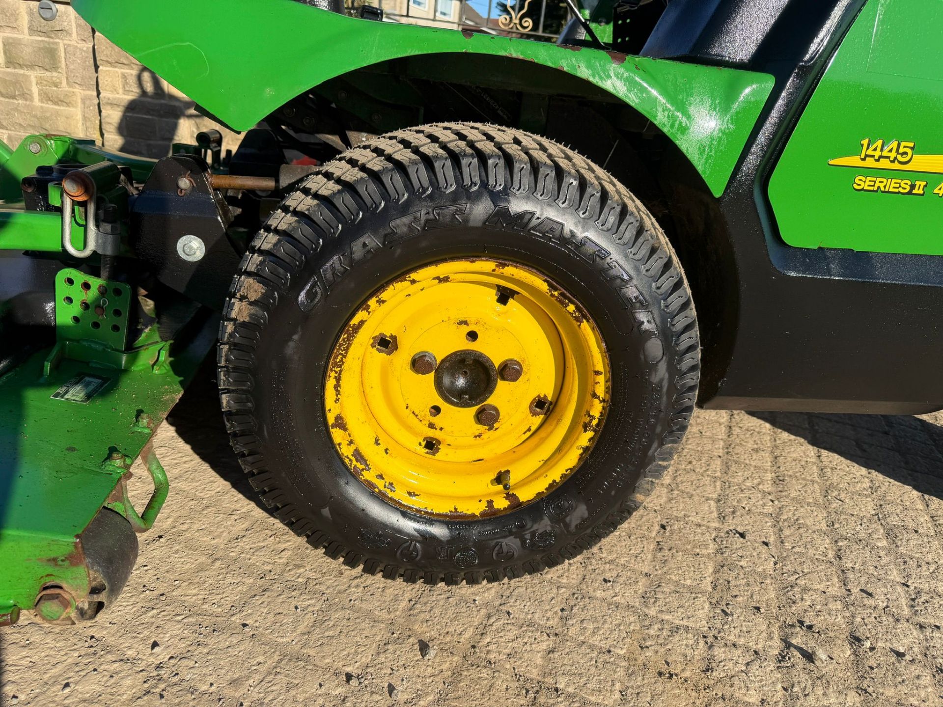 2013/63 JOHN DEERE 1445 4WD OUTFRONT RIDE ON MOWER WITH JOHN DEERE 62” ROTARY DECK - Image 9 of 13