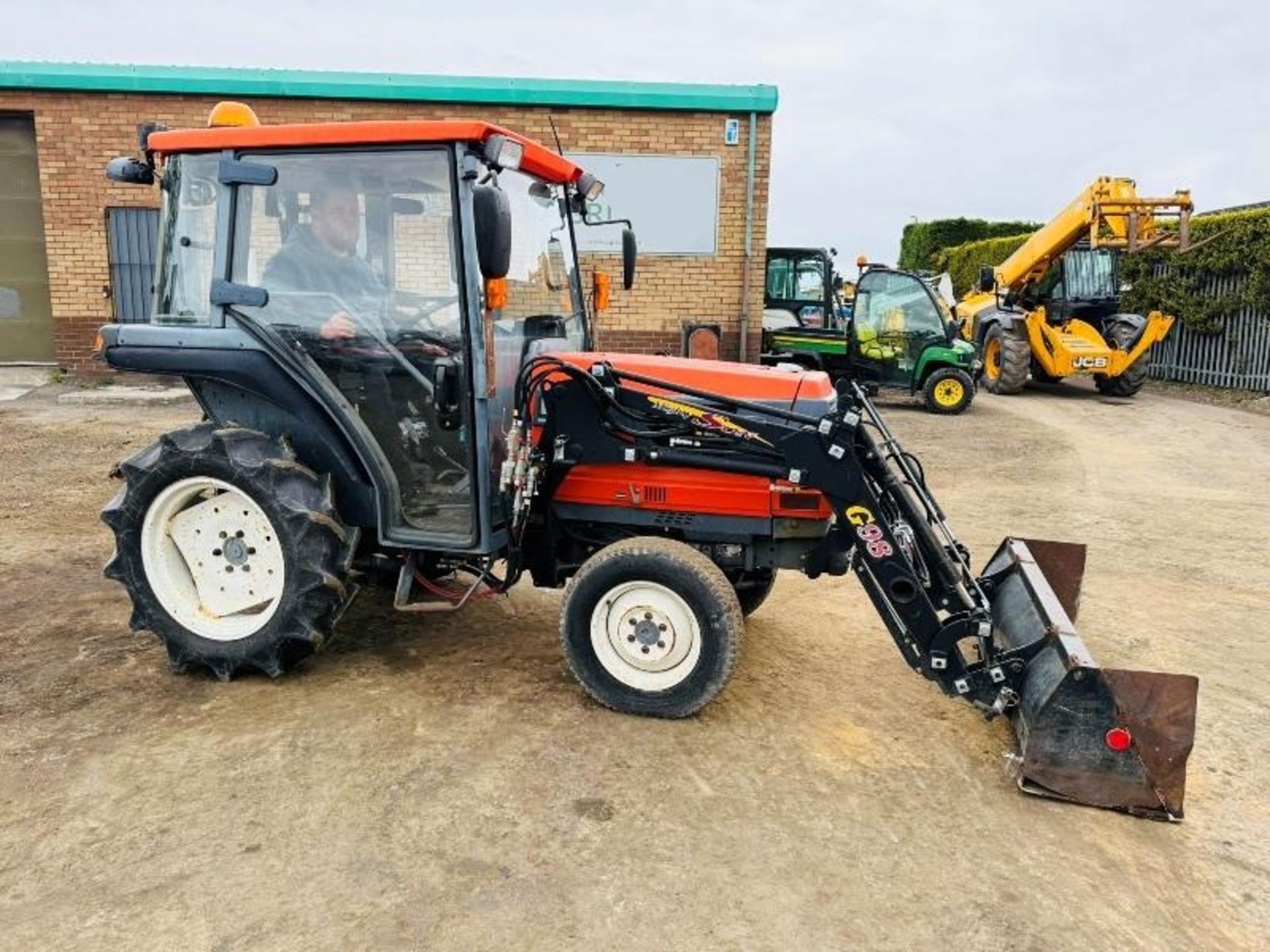 KUBOTA GL221 4WD COMPACT TRACTOR*C/W FRONT LOADER* - Image 5 of 13