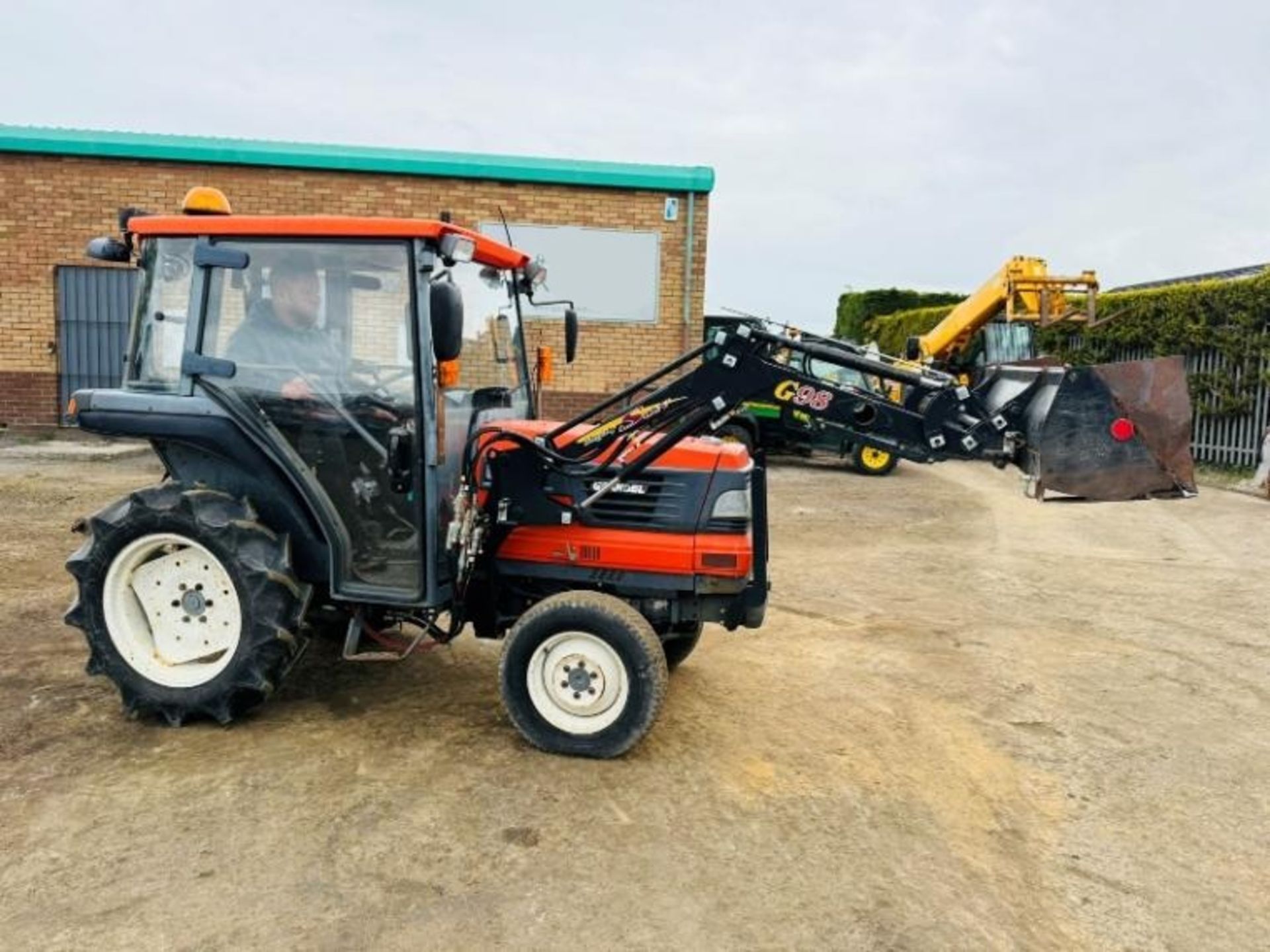 KUBOTA GL221 4WD COMPACT TRACTOR*C/W FRONT LOADER* - Image 3 of 13