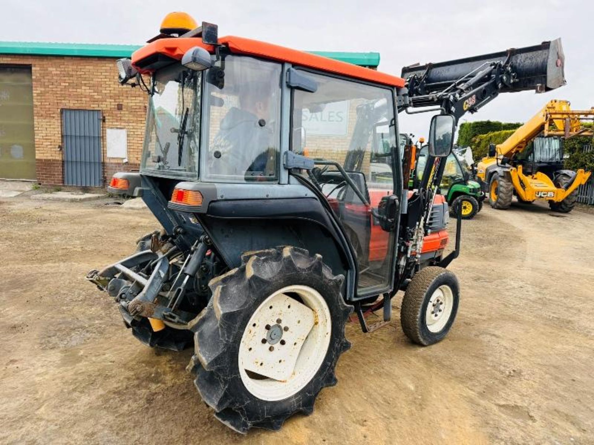 KUBOTA GL221 4WD COMPACT TRACTOR*C/W FRONT LOADER* - Image 2 of 13