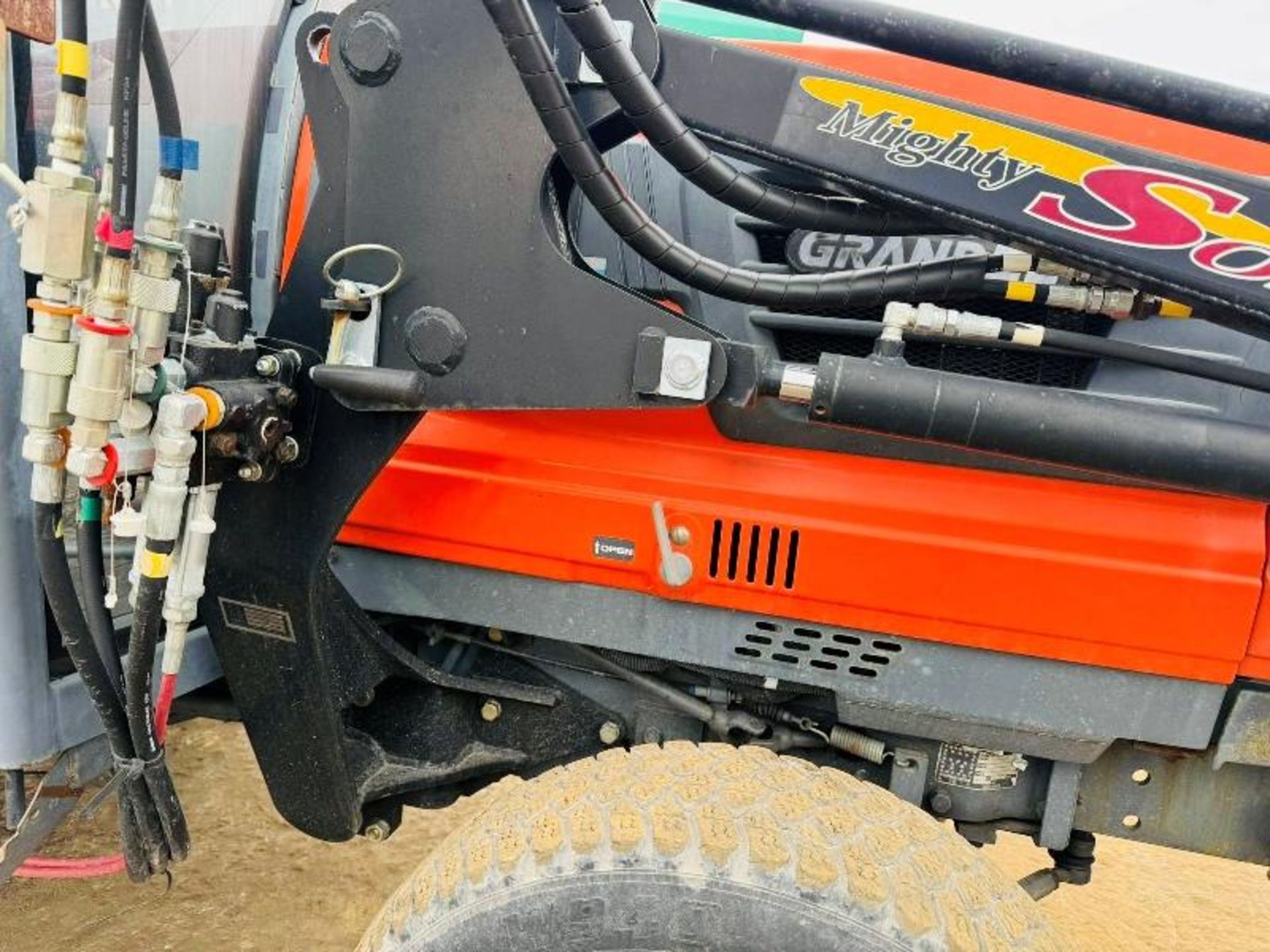 KUBOTA GL221 4WD COMPACT TRACTOR*C/W FRONT LOADER* - Image 13 of 13