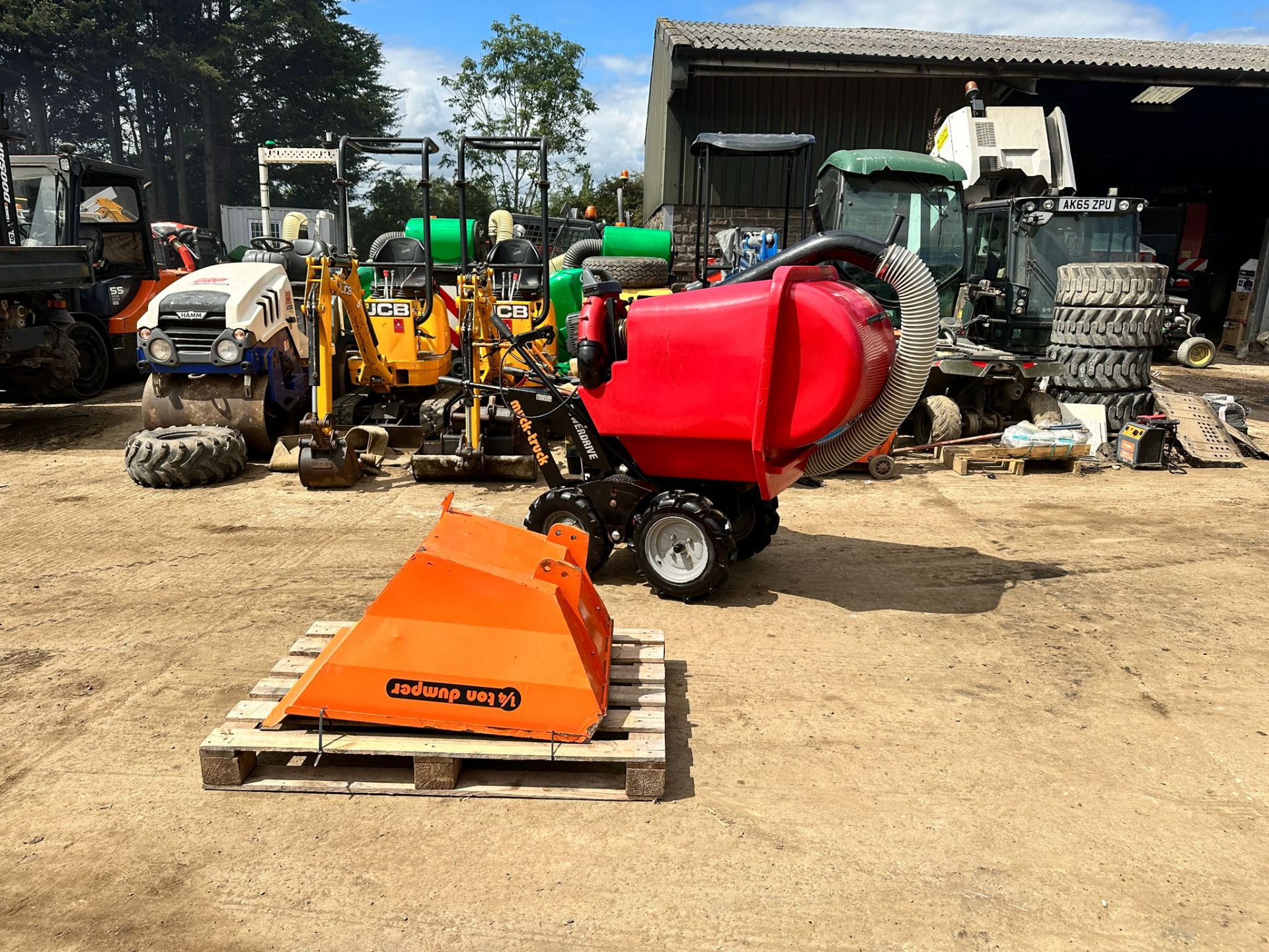 MUCK-TRUCK POWERDRIVE 4WD DUMPER BUNDLE W/ TRAFALGAR PADDOCK VACCUM SUCKER & DUMPER SKIP - Image 9 of 11