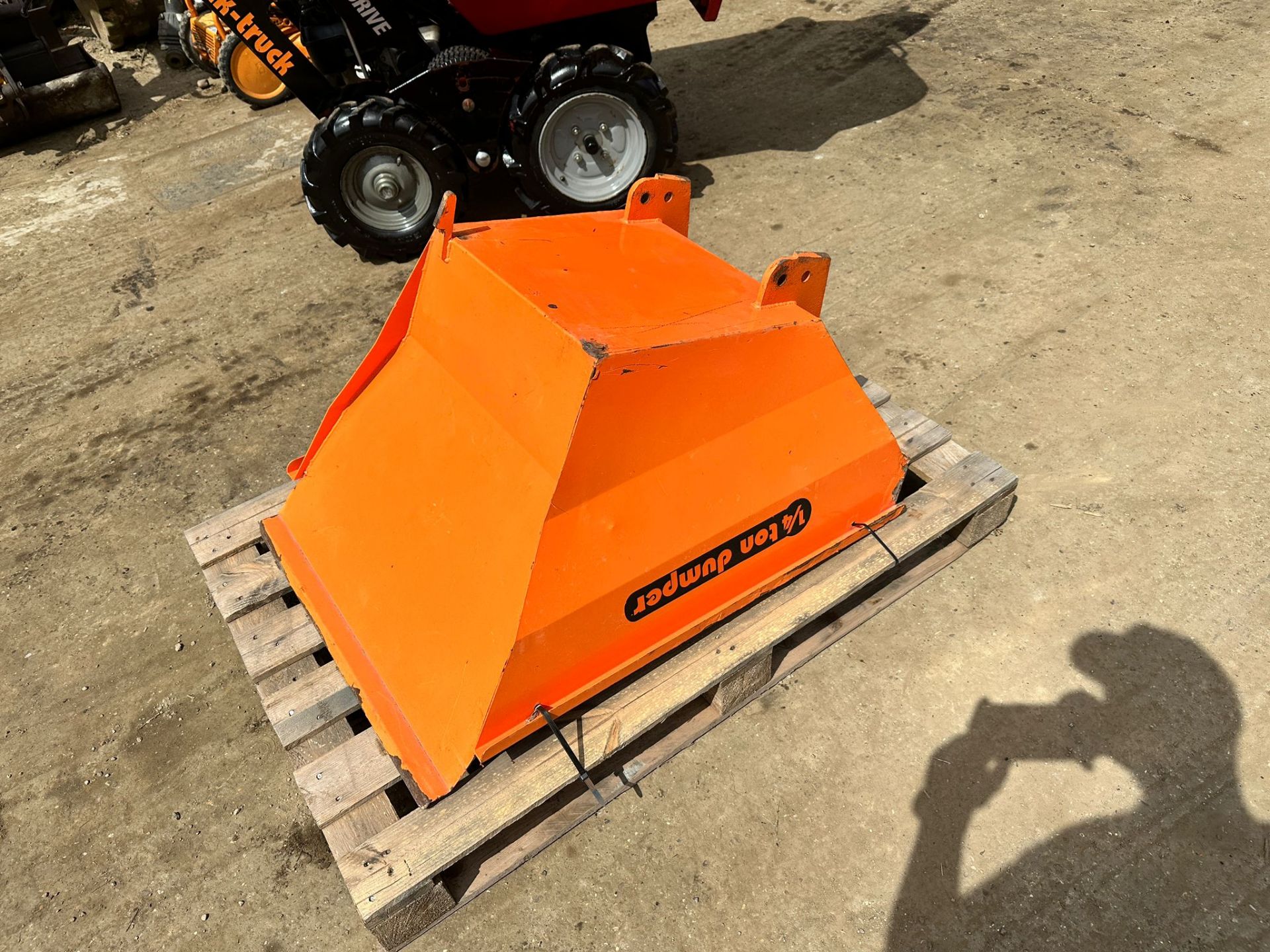 MUCK-TRUCK POWERDRIVE 4WD DUMPER BUNDLE W/ TRAFALGAR PADDOCK VACCUM SUCKER & DUMPER SKIP - Image 4 of 11