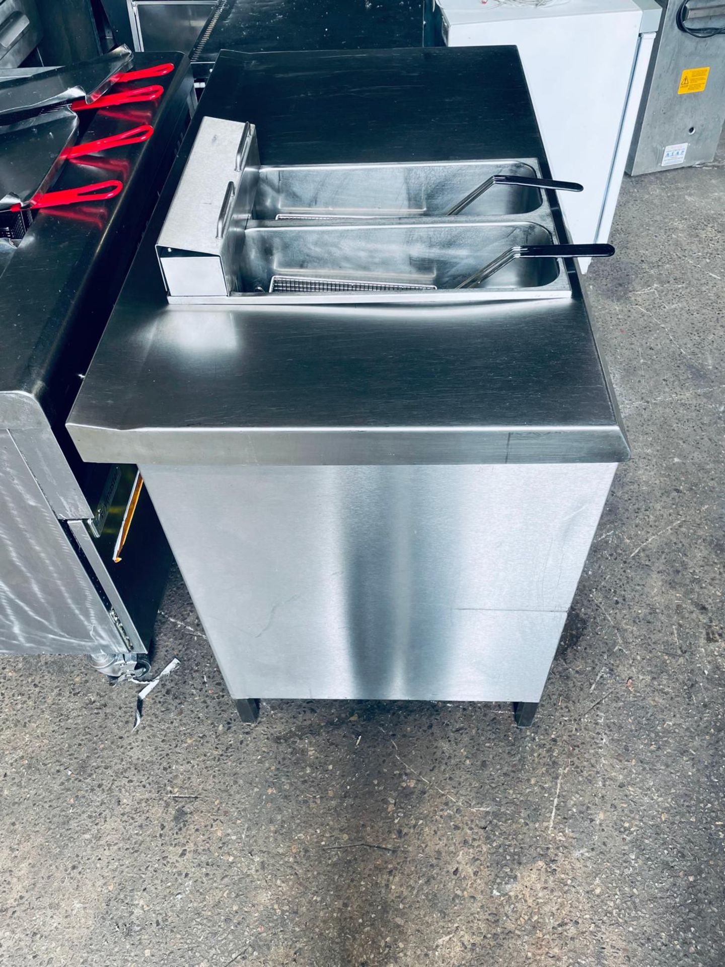 VALENTINES TWIN TANK/BASKET FRYER - Image 4 of 8