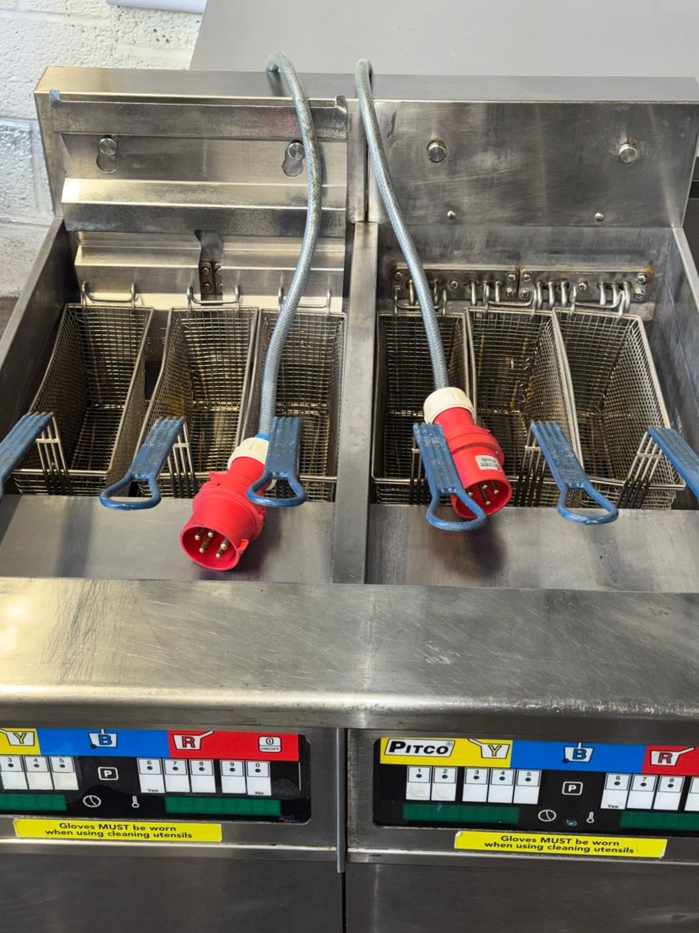 PITCO TWING TANK ELECTRIC 4 BASKET FRYER - Image 2 of 6