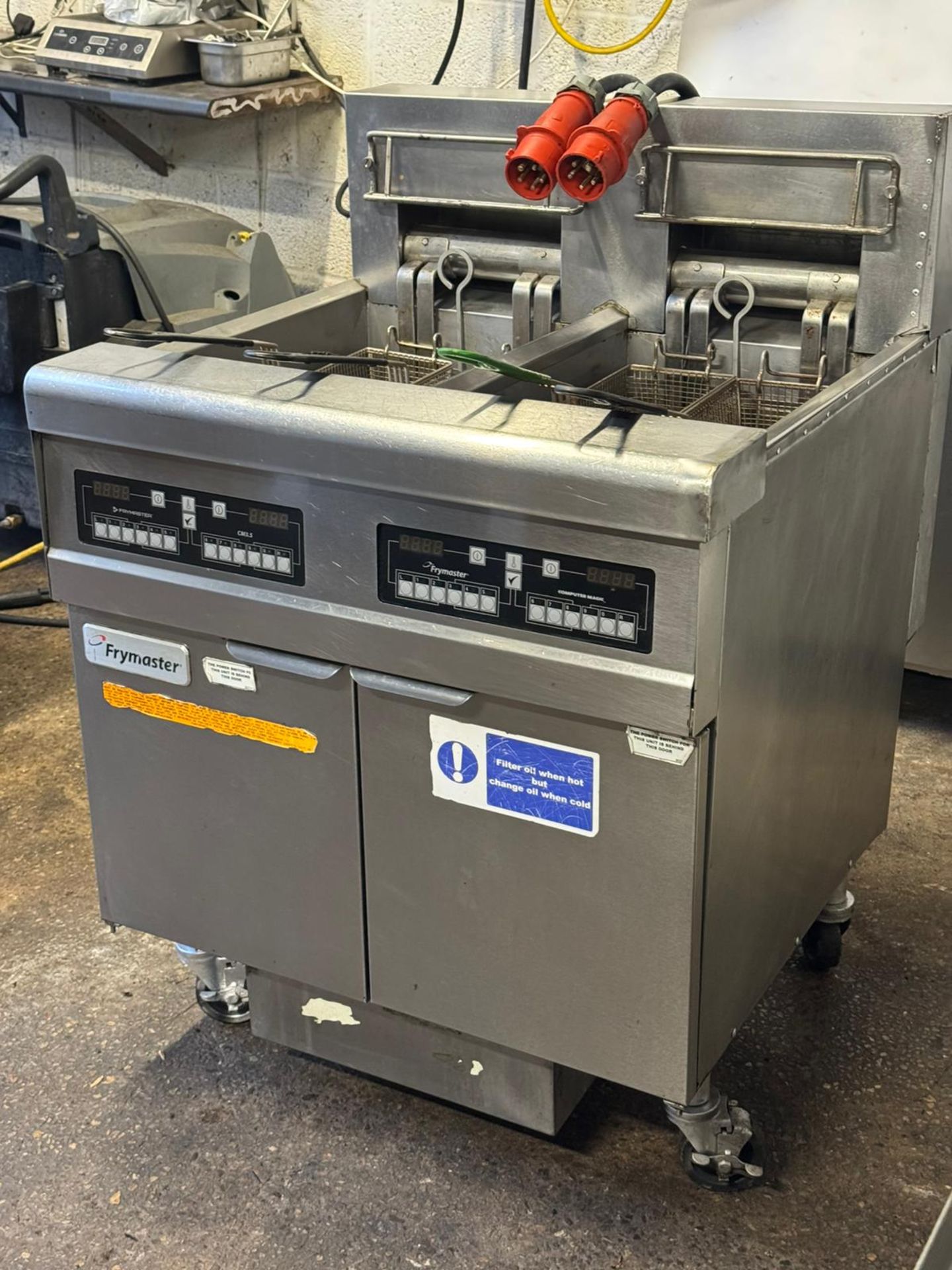 FRYMASTER TWIN TANK 4 BASKET ELECTRIC FRYER - Image 3 of 5