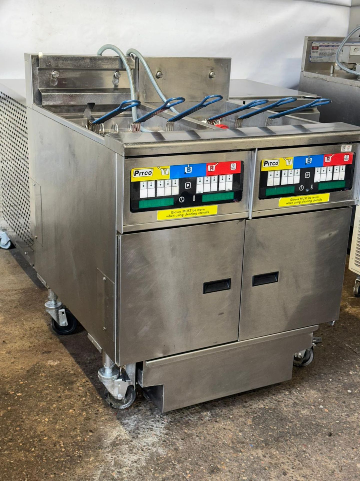 PITCO TWING TANK ELECTRIC 4 BASKET FRYER - Image 3 of 6
