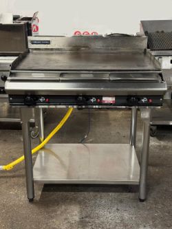 BLUE SEAL GRIDDLE - 900 WIDTH - 3 BURNER