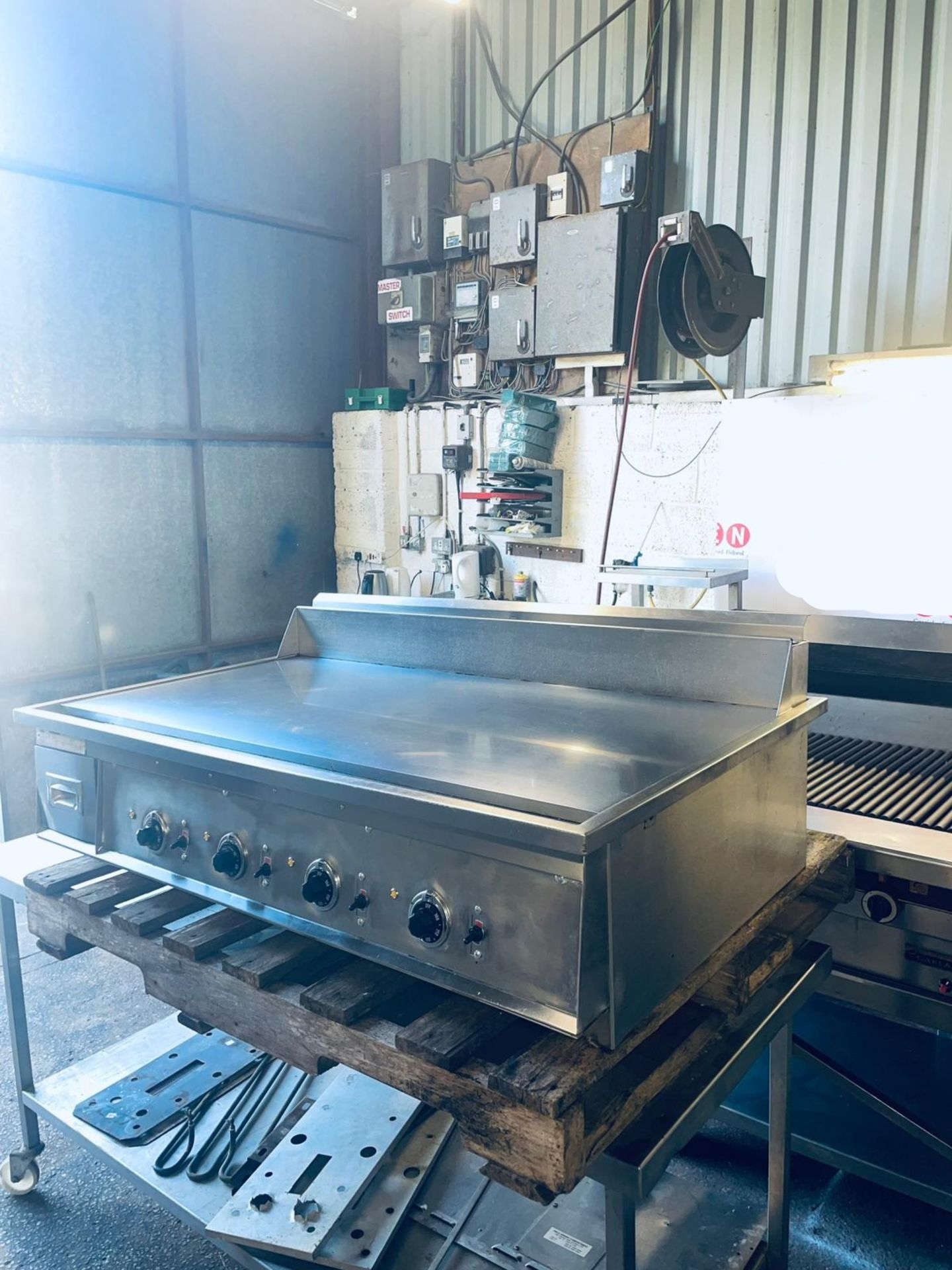 MALIBU KEATING GRIDDLE 4 FT 3 PHASE ELECTRIC CHROME GRIDDLE - Image 4 of 4