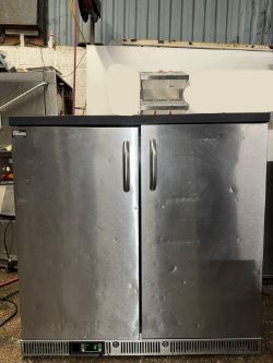 GAMKO DOUBLE DOOR UNDER COUNTER DRINKS FRIDGE