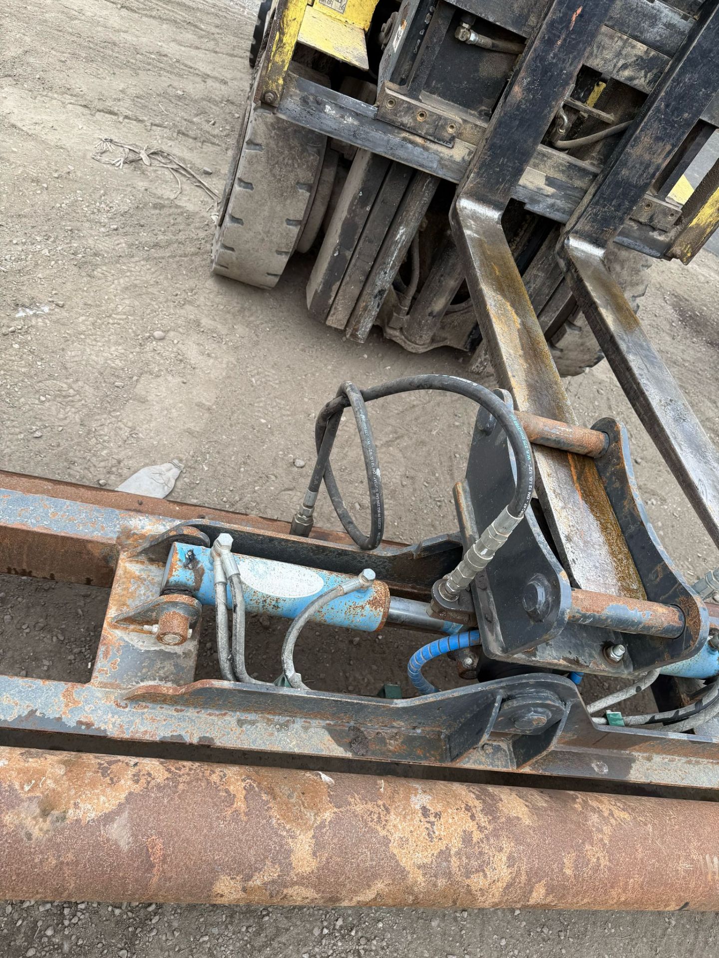 TITUS 2.4 METRE HYDRAULIC TWIN RAM TILTING GRADING LEVELLING BEAM - Image 5 of 7