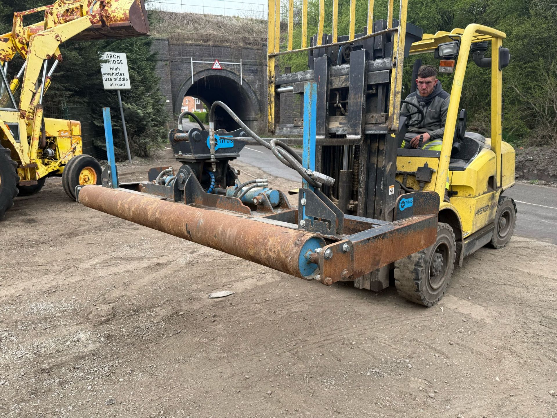 TITUS 2.4 METRE HYDRAULIC TWIN RAM TILTING GRADING LEVELLING BEAM - Image 2 of 7