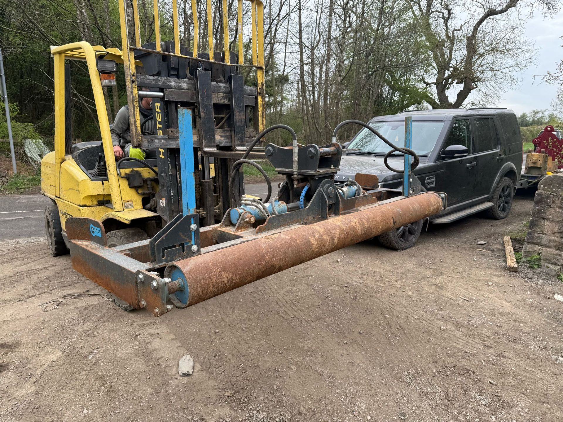 TITUS 2.4 METRE HYDRAULIC TWIN RAM TILTING GRADING LEVELLING BEAM - Image 3 of 7