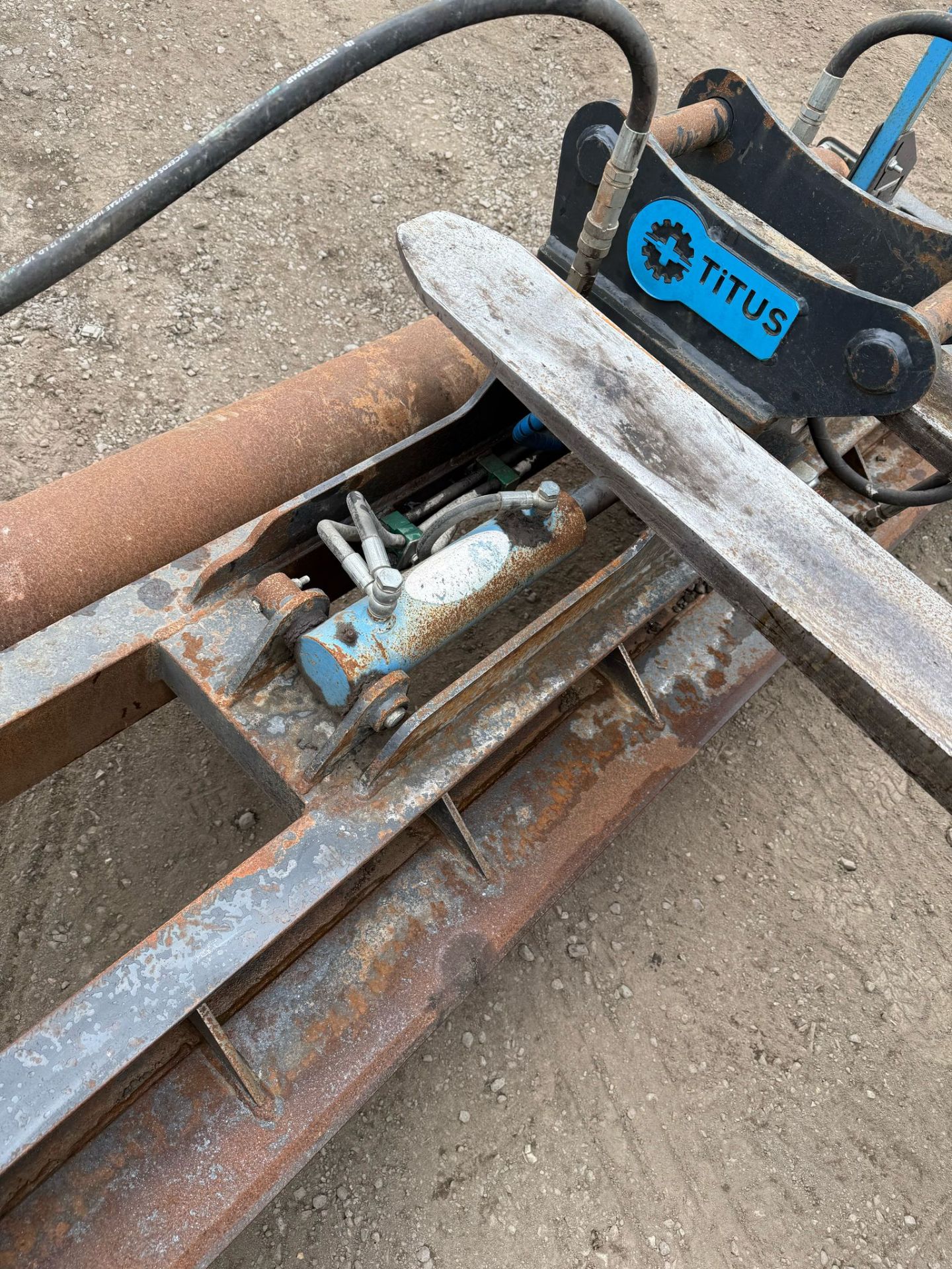 TITUS 2.4 METRE HYDRAULIC TWIN RAM TILTING GRADING LEVELLING BEAM - Image 7 of 7