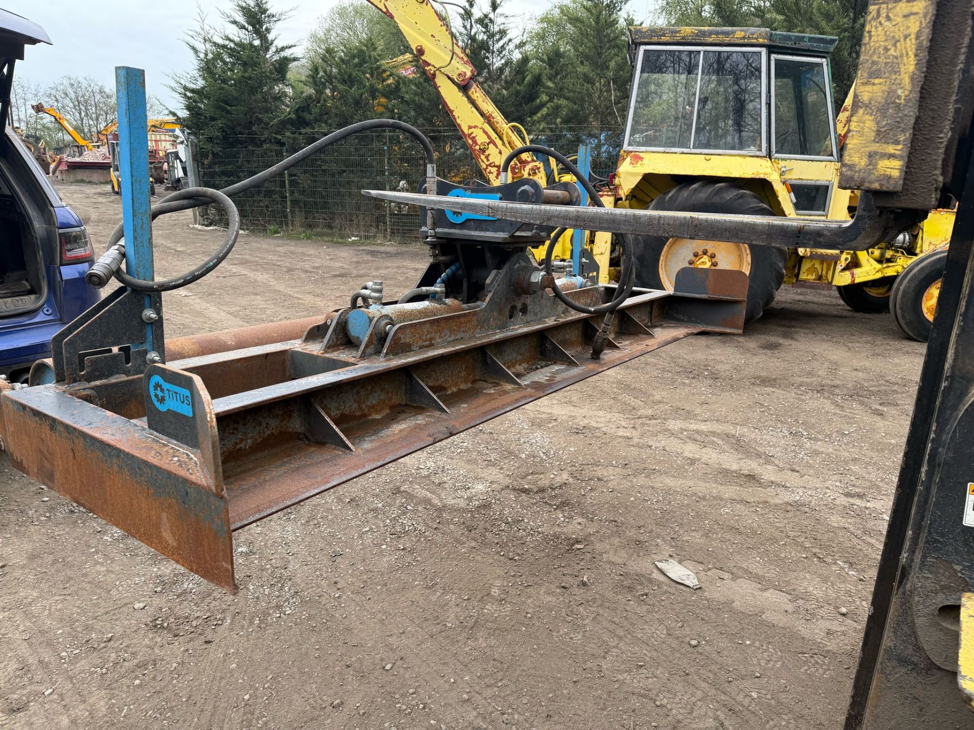 TITUS 2.4 METRE HYDRAULIC TWIN RAM TILTING GRADING LEVELLING BEAM