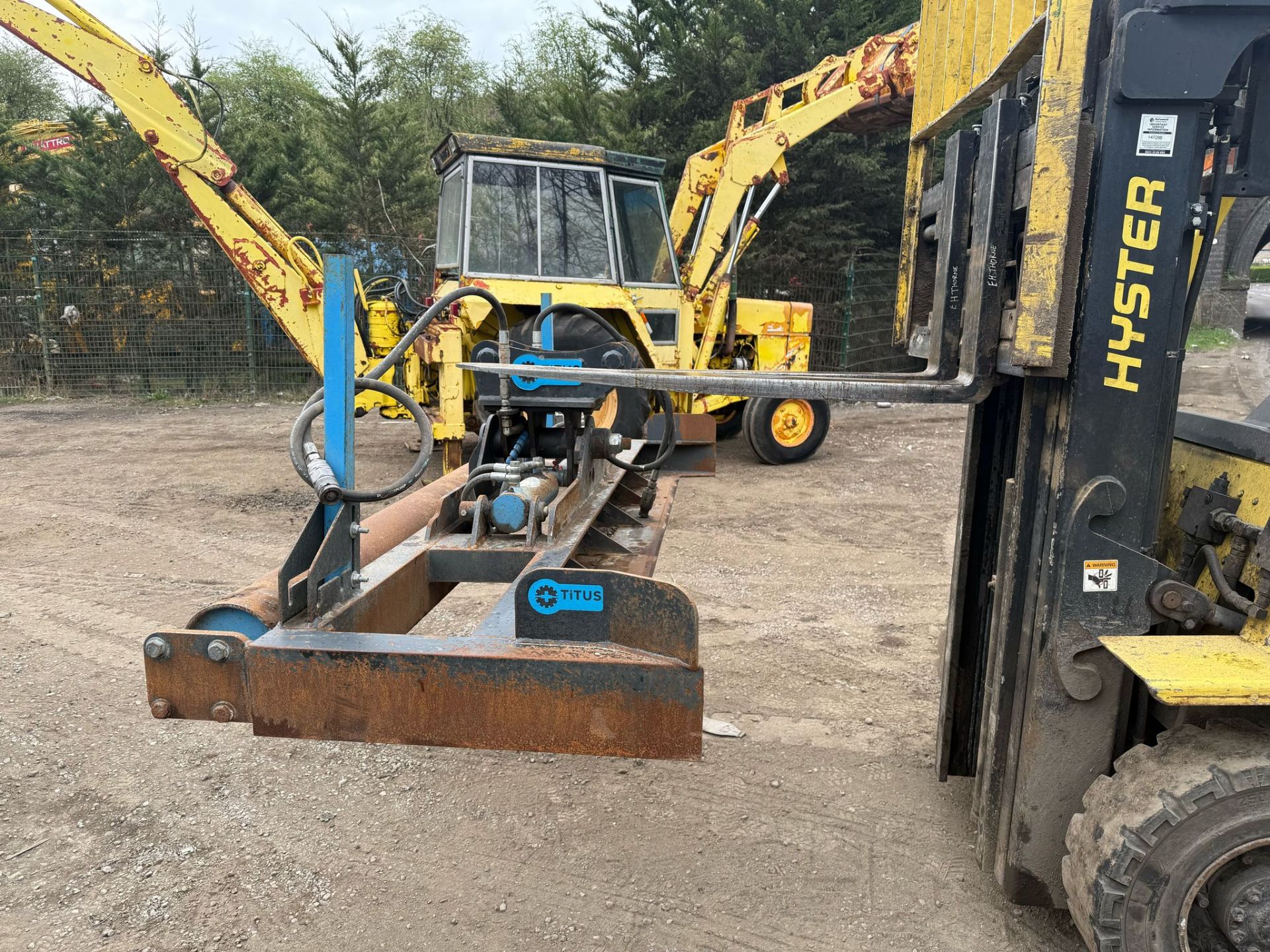 TITUS 2.4 METRE HYDRAULIC TWIN RAM TILTING GRADING LEVELLING BEAM - Image 4 of 7