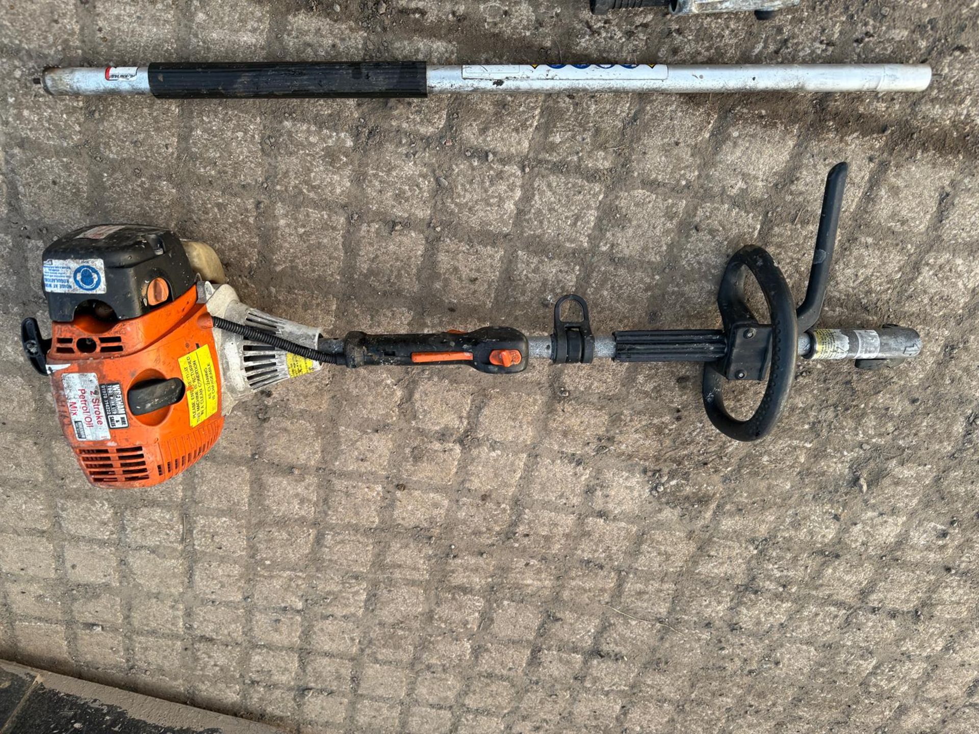 STIHL HANDHELD PETROL HEDGE TRIMMER WITH EXTENSION BAR - Image 3 of 8