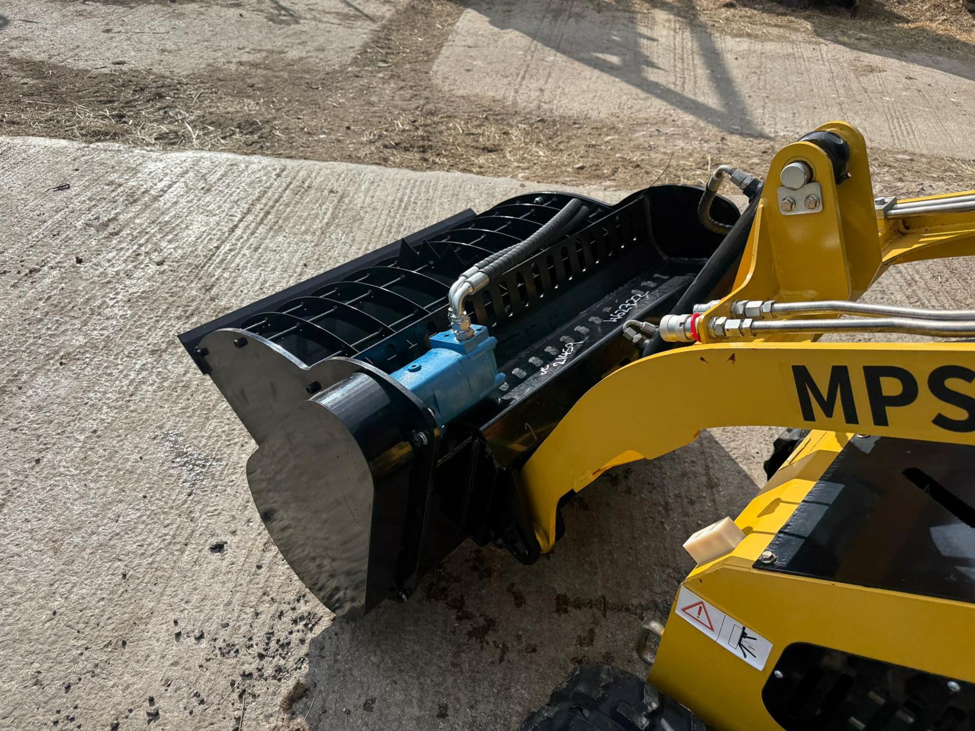 NEW 2025 CAPTOK HYDRAULIC 32? MIXING BUCKET - Image 5 of 9