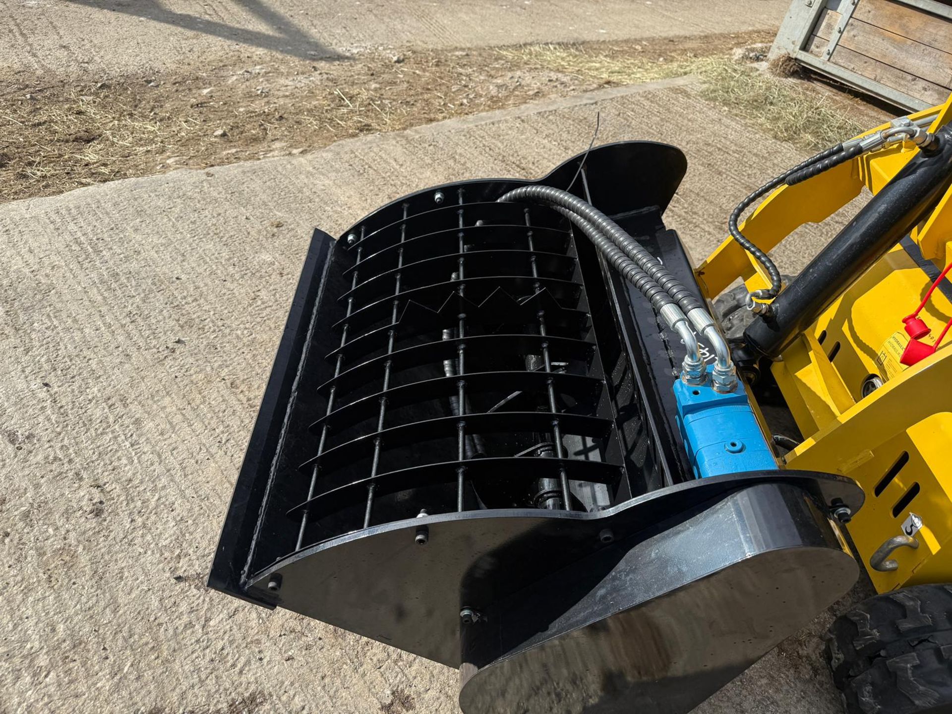 NEW 2025 CAPTOK HYDRAULIC 32? MIXING BUCKET - Image 4 of 9