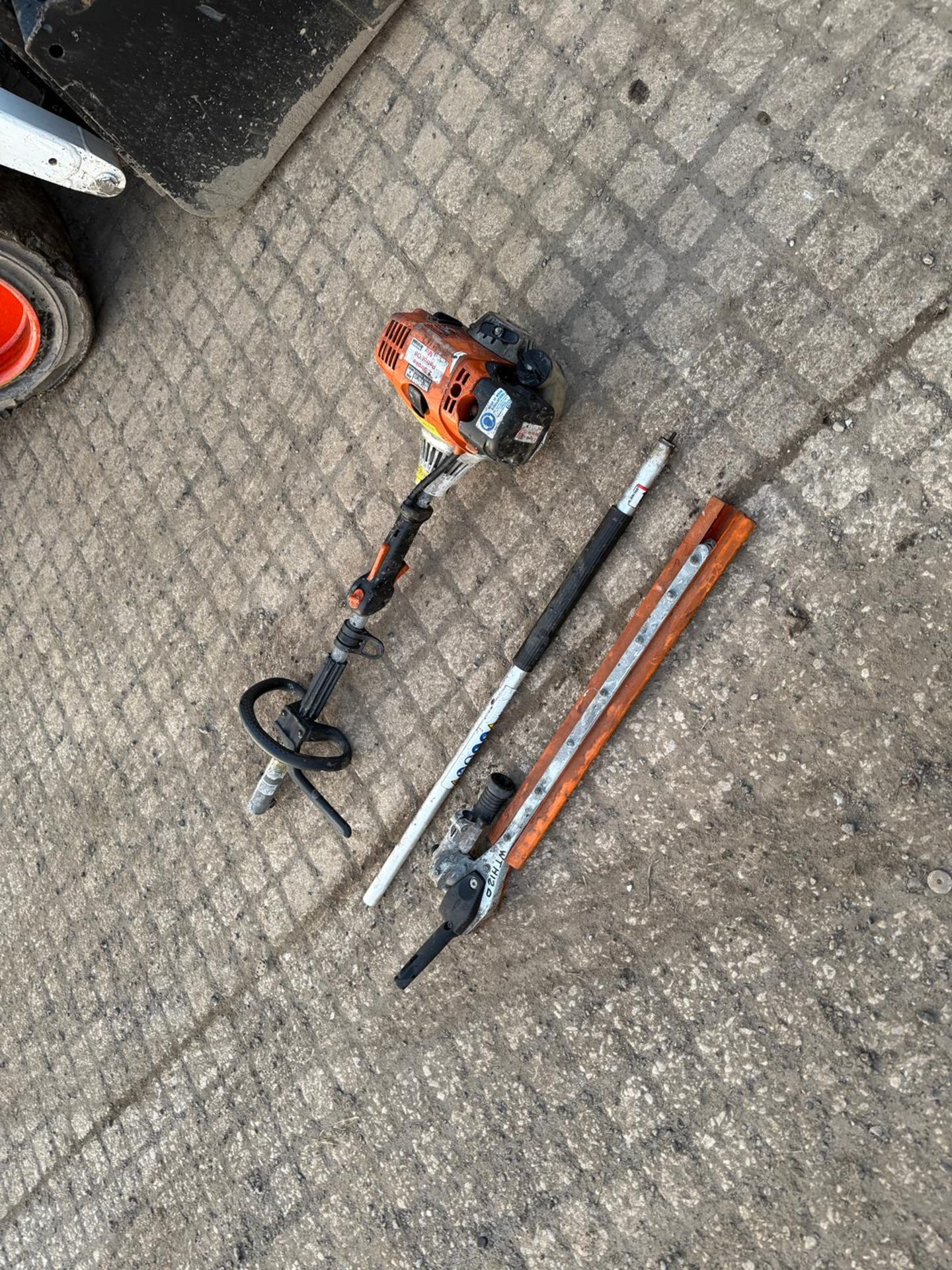 STIHL HANDHELD PETROL HEDGE TRIMMER WITH EXTENSION BAR - Image 4 of 8