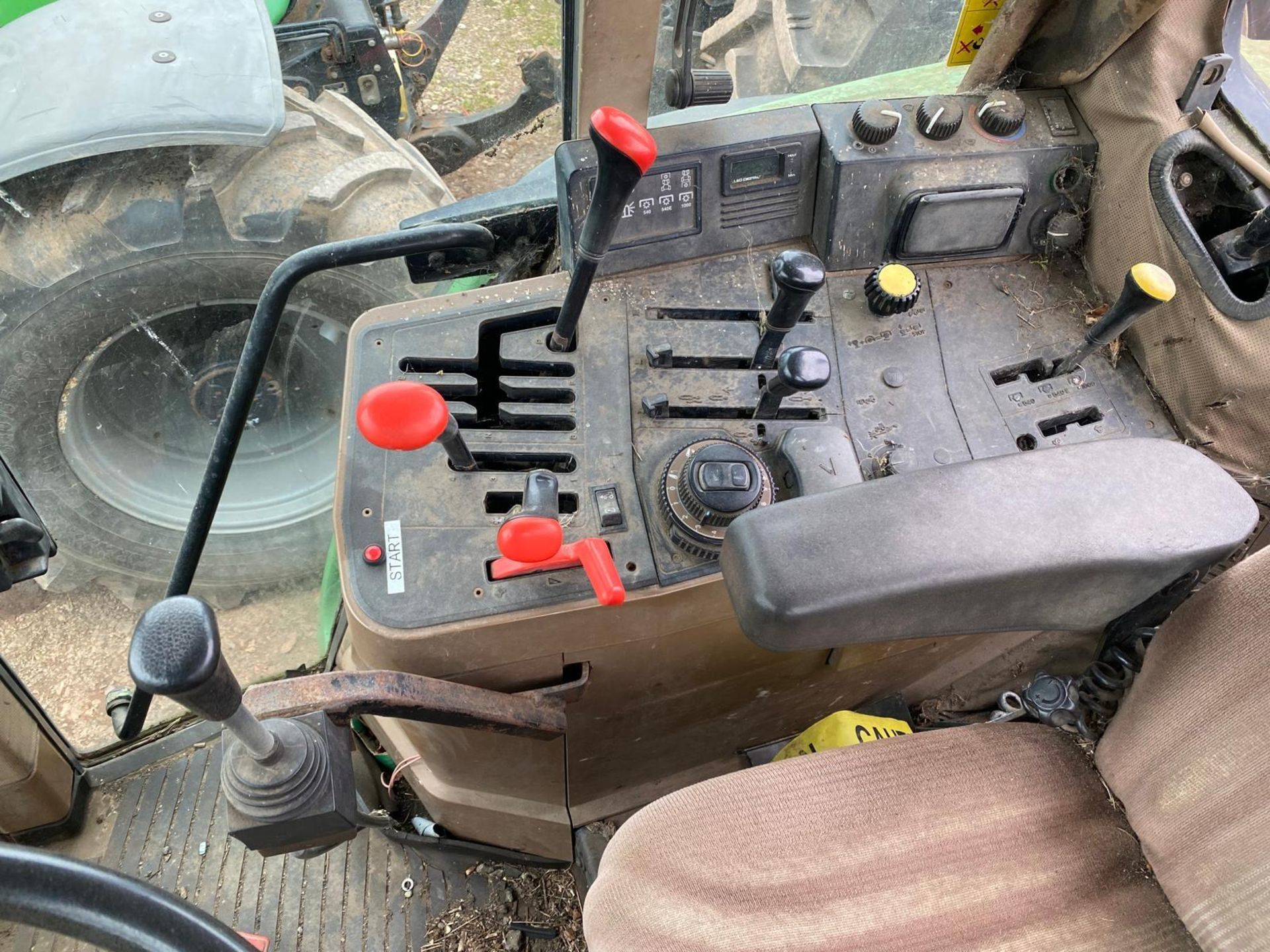 1993 JOHN DEERE 6400 LOADER TRACTOR - Image 5 of 7