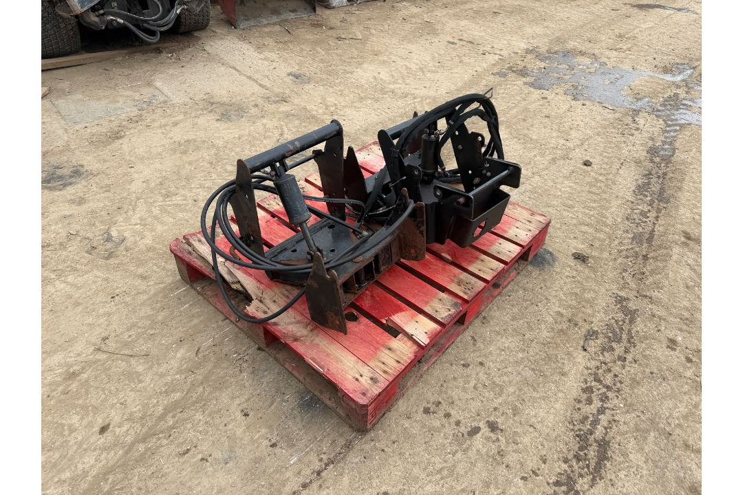 JOHN DEERE FRONT MOUNTED OFFSET SNOW PLOUGH BRACKET *NO VAT* - Image 1 of 11
