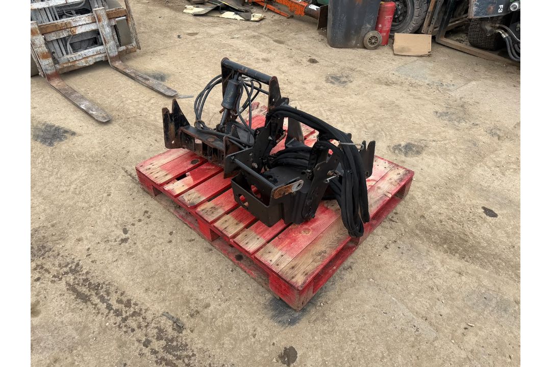 JOHN DEERE FRONT MOUNTED OFFSET SNOW PLOUGH BRACKET *NO VAT* - Image 2 of 11