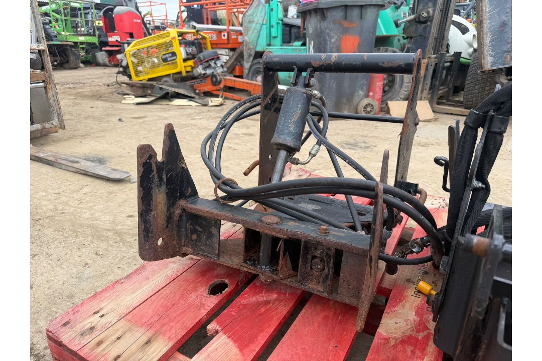 JOHN DEERE FRONT MOUNTED OFFSET SNOW PLOUGH BRACKET *NO VAT* - Image 8 of 11