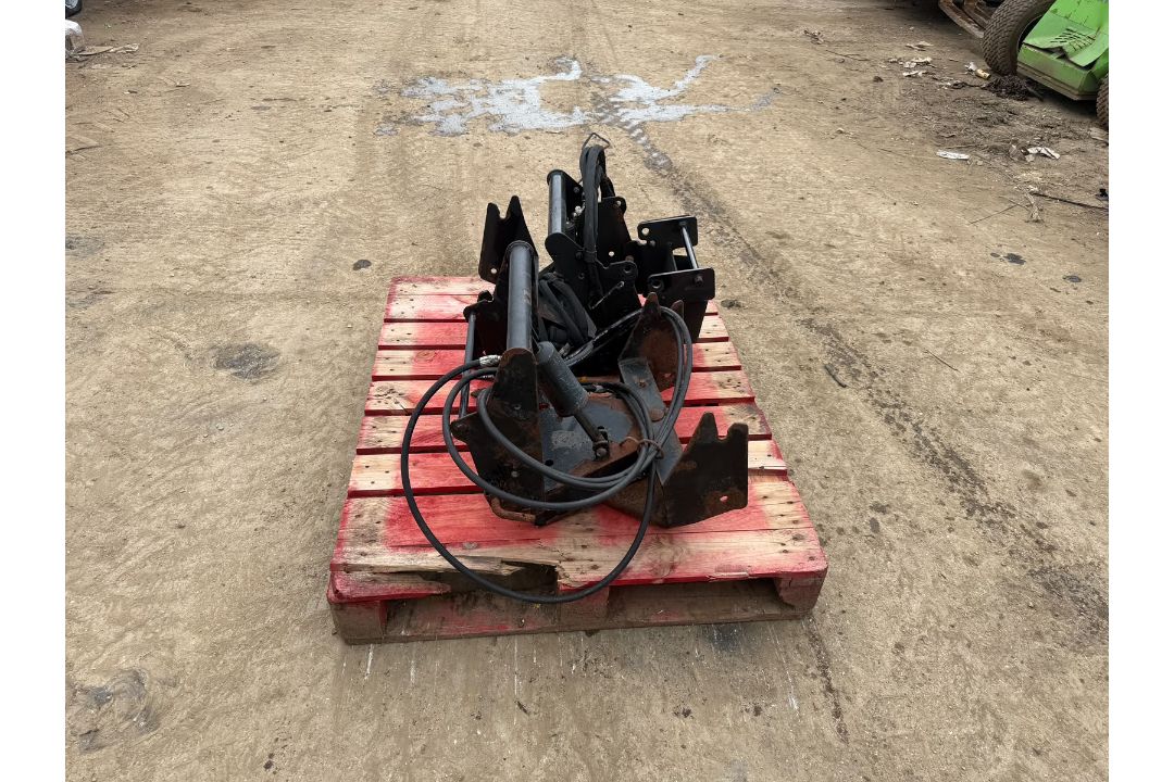 JOHN DEERE FRONT MOUNTED OFFSET SNOW PLOUGH BRACKET *NO VAT* - Image 6 of 11