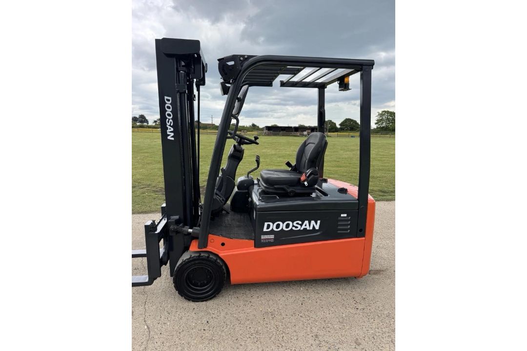 DOOSAN 2 TONNE ELECTRIC FORKLIFT - TRUCK 3 WHEELS - VERY COMPACT CONTAINER SPEC - Image 5 of 7