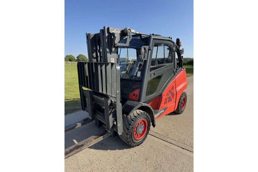 LINDE H50T GAS FORKLIFT TRUCK - FULL HEATED CAB - TRIPLE MAST CONTAINER SPEC - Image 1 of 5